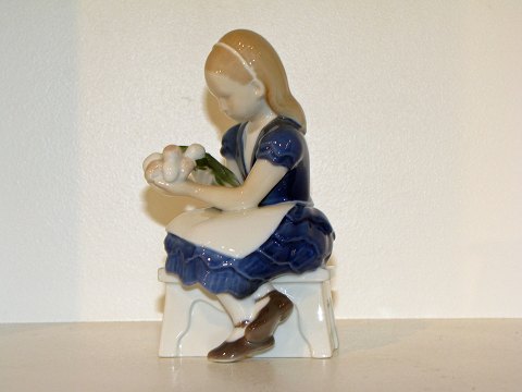 Bing & Grondahl figurine
Girl holding flowers