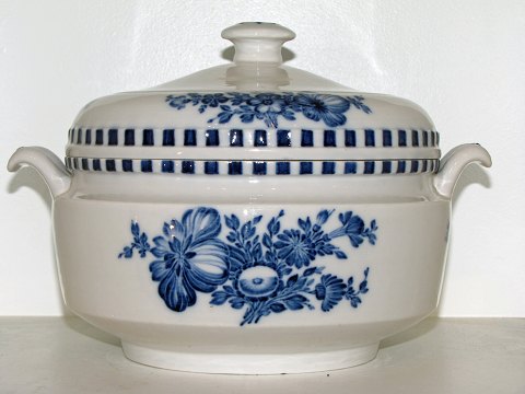 Blue Flower Braided
Early, round soup tureen from 1810-1820