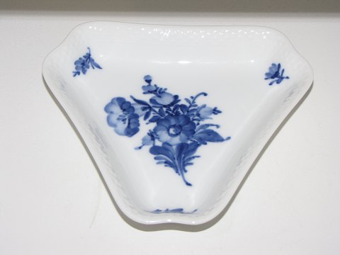 Blue Flower Braided
Small triangular dish 16 cm.