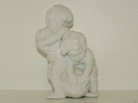 Bing & Grondahl figurine
Two children by artist Kai Nielsen