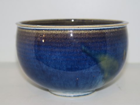 Unknown art pottery
Bowl with blue glaze