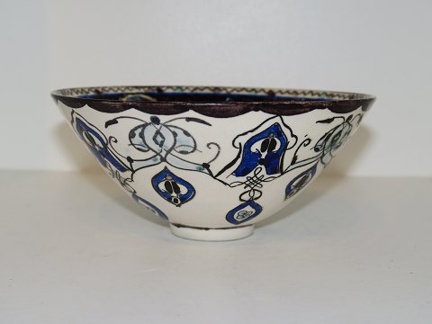 Royal Copenhagen art pottery
Unique bowl with faces from 1956