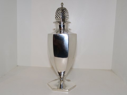 Birks sterling silver
Art Deco Sugar shaker from around 1930