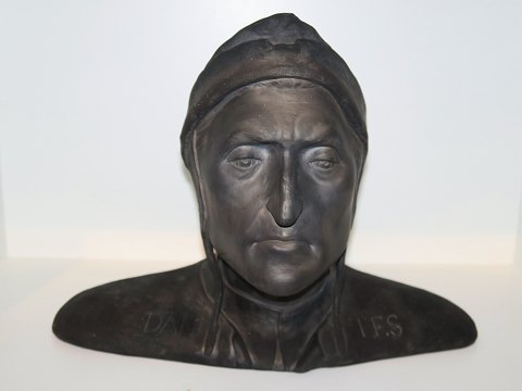 Ipsen
Large black bust of Dante