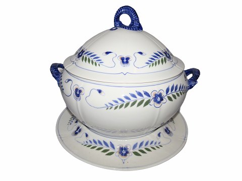 Blue Vetch
Large soup tureen with platter