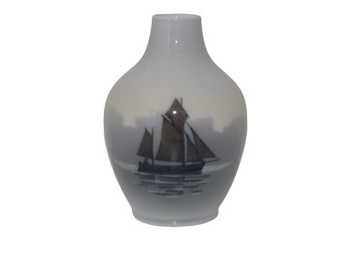 Royal Copenhagen
Small vase with ship
