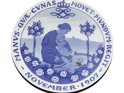Royal Copenhagen
commemorative plate from 1907
Queen Louise