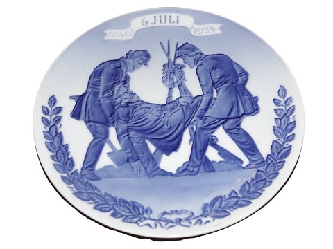 Royal Copenhagen commemorative plate from 1924
75th anniversary of the battle of Fredericia - Two soldiers carrying a fallen 
comrade
