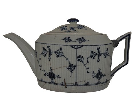 Blue Fluted Plain
Antique teapot from 1780-1790