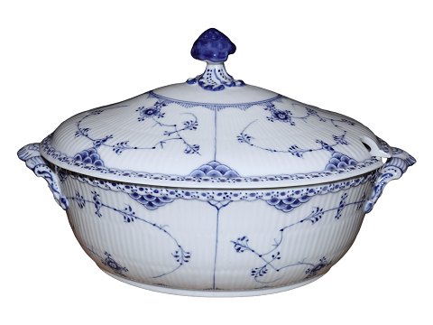 Blue Fluted Half Lace
Large toup tureen