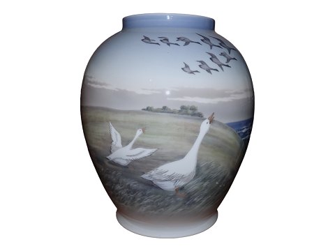 Royal Copenhagen
Large vase with geese