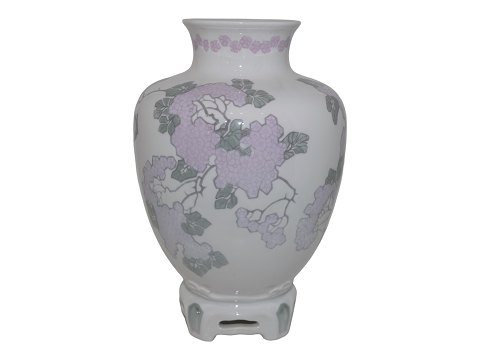 KPM Berlin
Art Nouveau vase with pink flowers
