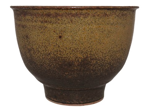 Royal Copenhagen art pottery
Unique bowl with solfatara glaze