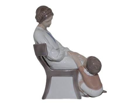 Large Bing & Grondahl figurine
Mother in chair with child
