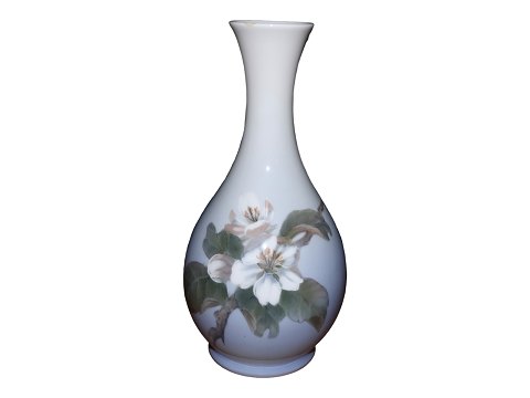 Royal Copenhagen
Vase with white flowers