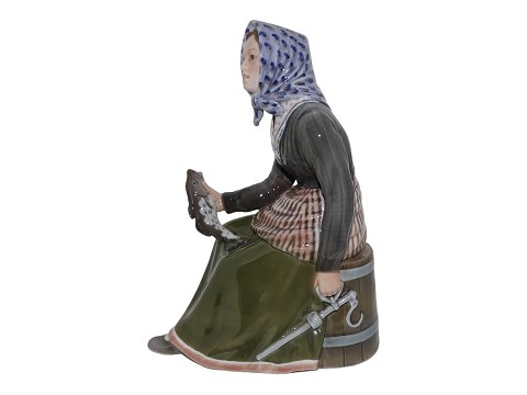 Large Dahl Jensen figurine
Woman from Skovshoved with fish