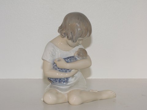 Royal Copenhagen figurine
Girl with doll