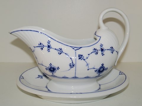 Blue Fluted Plain
Rare gravy boat on platter