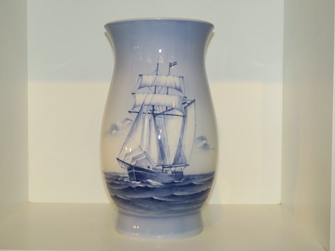 Bing & Grondahl
Large Unique vase decorated all in blue with sail boat