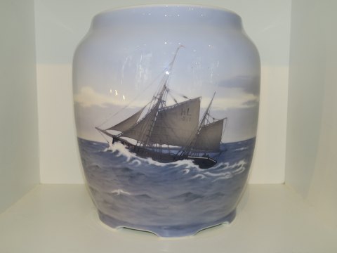 Royal Copenhagen
Large vase / flowerpot with sailboat from 1923-1928