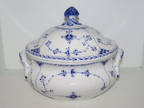 Blue Fluted Half Lace
Large round soup tureen from 1898-1923