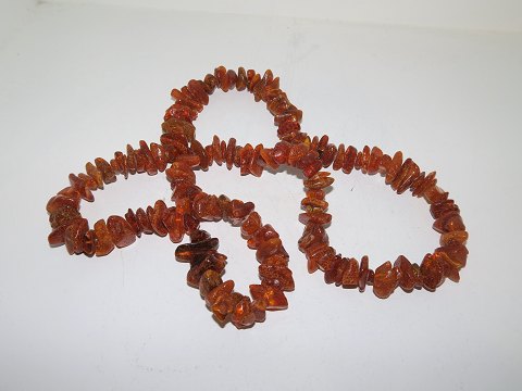 Long necklace with many pieces of Danish amber