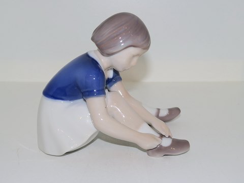 Bing & Grondahl figurine
Girl tying shoe