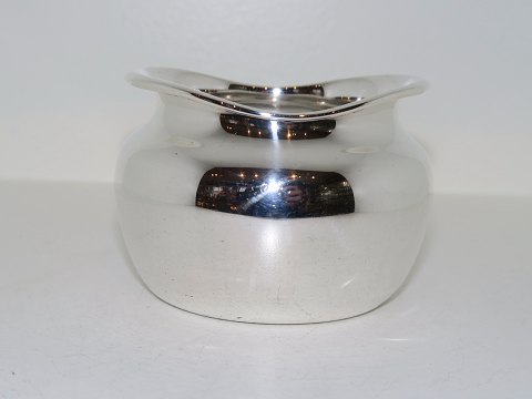 Michelsen Danish Modern sterling silver
Small bowl by Erik Herløw