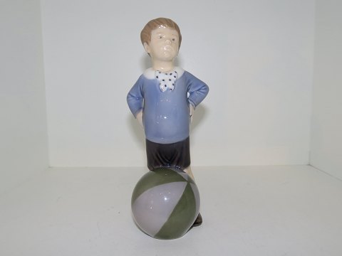 Royal Copenhagen figurDreng med stribet bold