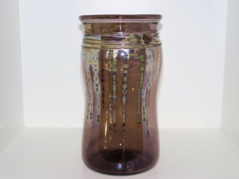 Trava kunstglas
Stor brunlilla vase med dekoration fra ca. 1960-1980