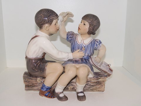Dahl Jensen figurine
Boy and girl with ship