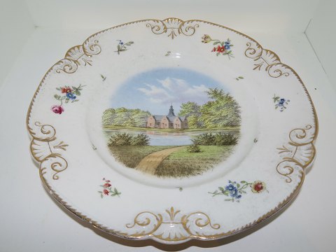 Royal Copenhagen
Sjælden Rokoko middagstallerken med slotsprospekt Badstuen ved Frederiksborg 
fra 1800