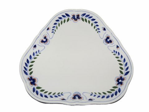 Blue Vetch
Triangular platter 23 cm.