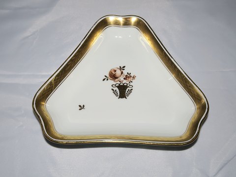 Gold Basket
Small triangular dish