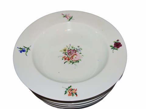 Royal Copenhagen
Soup plate with multicoloured flowers from 1840-1860