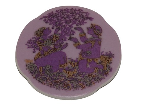 Bjorn Wiinblad
Purple porcelain brooch