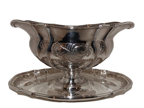 A. Dragsted silver
Large gravy boat on fixed platter from 1947-1950