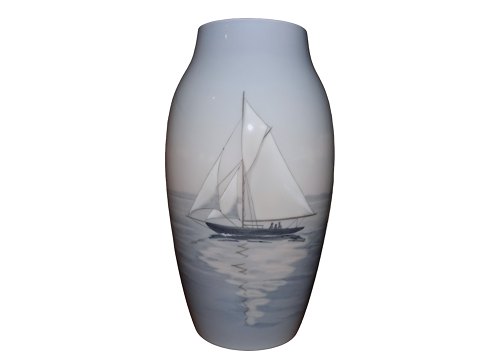 Bing & Grondahl, 
Vase with sailship