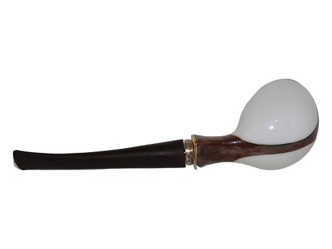 Royal Copenhagen
White and brown pipe