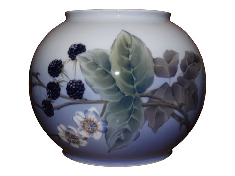 Royal Copenhagen
Kugleformet vase  med brombær