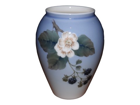 Royal Copenhagen
Small vase with blackberries