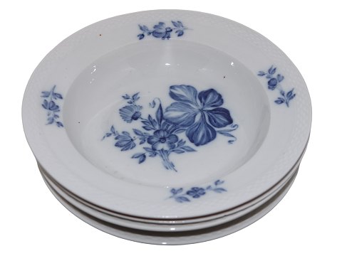 Blue Flower Braided
Extra deep soup plate. from 1820-1850