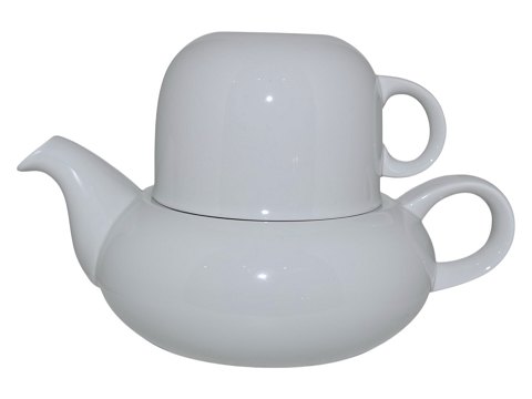 Bing & Grondahl
Small white teapot with cup as lid