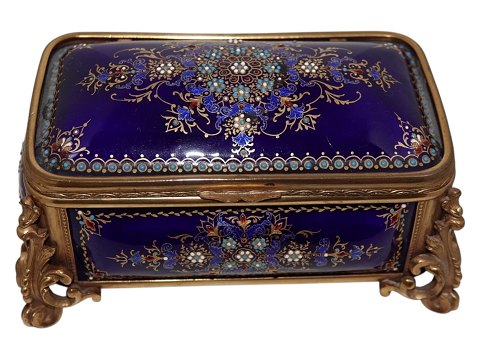 Tahan Frankrig
Stort smykkeskrin i forgyldt bronze med mørkeblå Sevres emalje fra ca. 1880