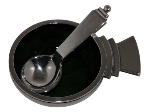 Georg Jensen Pyramide sterling sølv
Saltkar med grøn emalje og tilhørende saltske