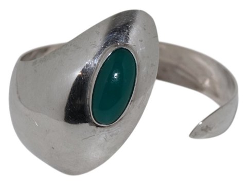 Henning Ulrichsen sterlingsølv
Moderne svungen armring med  grøn chrysopras fra 1962-1972