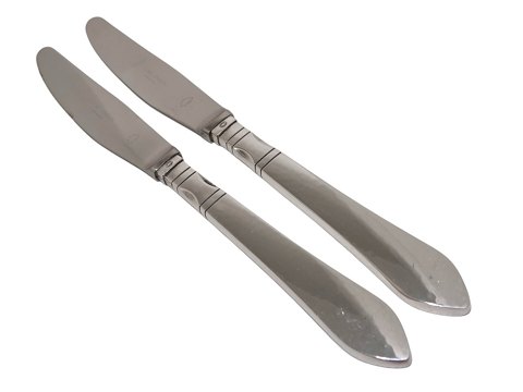 Georg Jensen Antik
Middagskniv med kort knivblad og grillskær 22,5 cm.