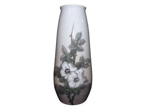 Royal Copenhagen 
Høj Art nouveau vase med hvide roser