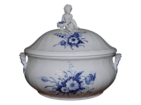 Blå Blomst Svejftet
Ekstra stor suppeterrin med låg med figur af dreng fra 1790-1820