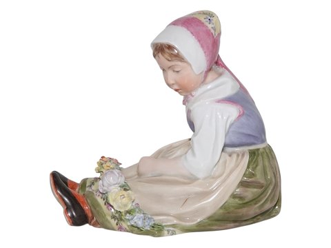 Royal Copenhagen overglasur figur
Pige i egnsdragt fra Sjælland